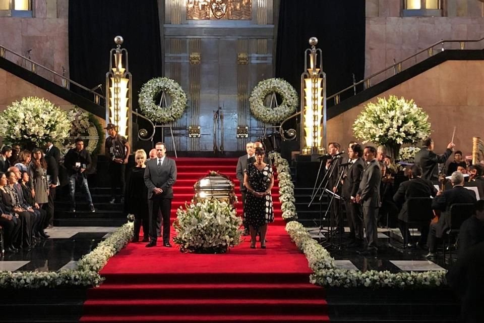 José Joel, Marysol y Anel se mantuvieron al lado de los restos de su padre, al inicio de la ceremonia.