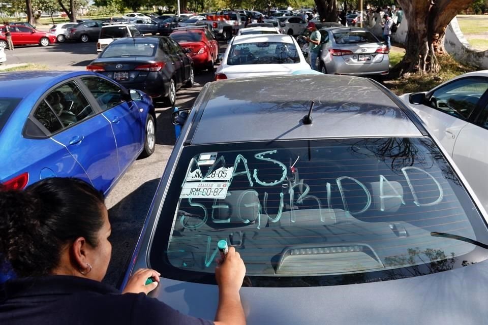 Con el sonido del claxon y letreros en parabrisas, choferes de Uber y DiDi protestan hoy contra la inseguridad.