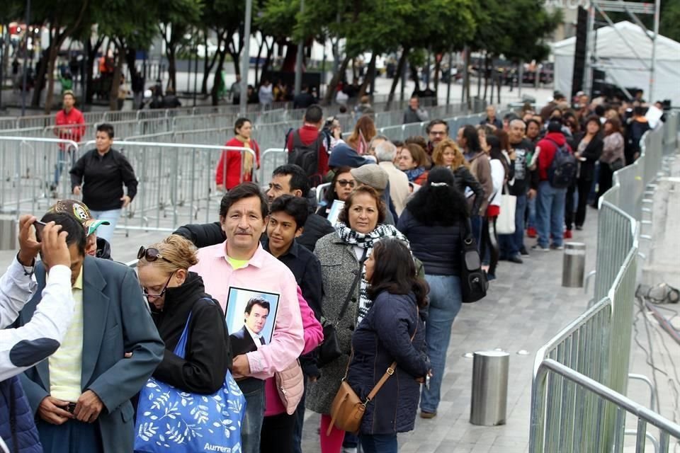 Fans de José José hacen fila afuera de Bellas Artes para despedir al cantante.