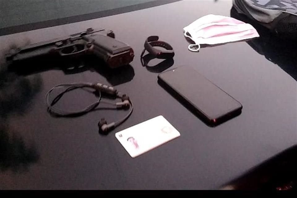 Sacó una pistola y lo amenazó para quitarle su teléfono, unos audífonos y un reloj, todo con un valor aproximado de 5 mil pesos, hecho que reportó a policías que circulaban por la zona.