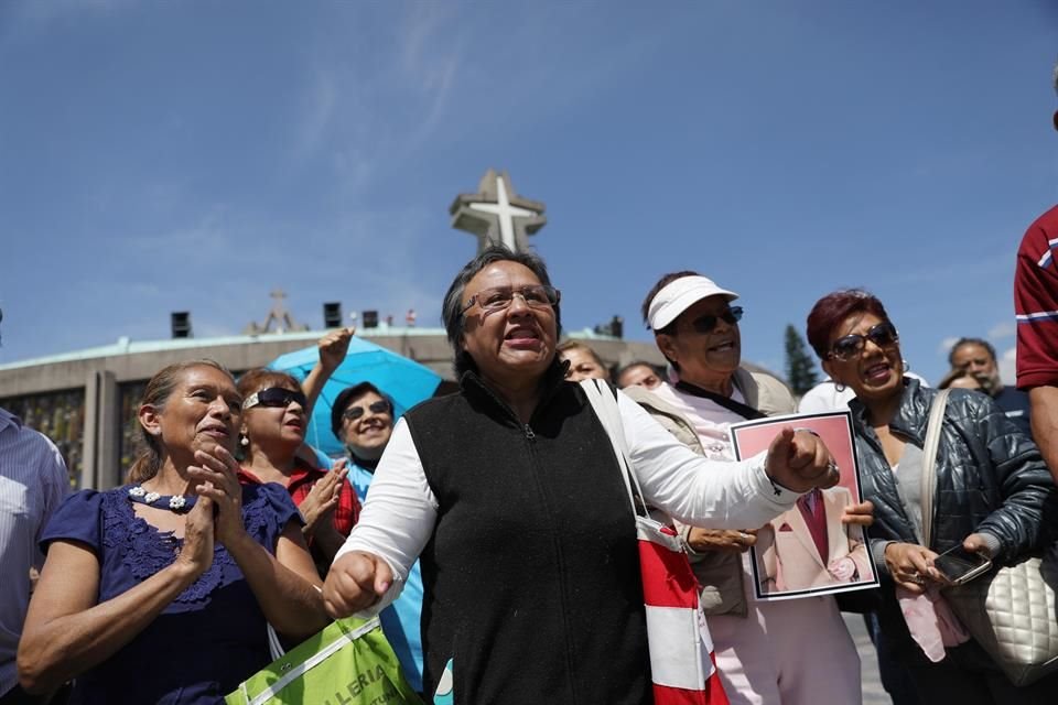 Los fanáticos de José José llevaban horas esperando la llegada de sus restos a las afueras de la Basílica de Guadalupe.