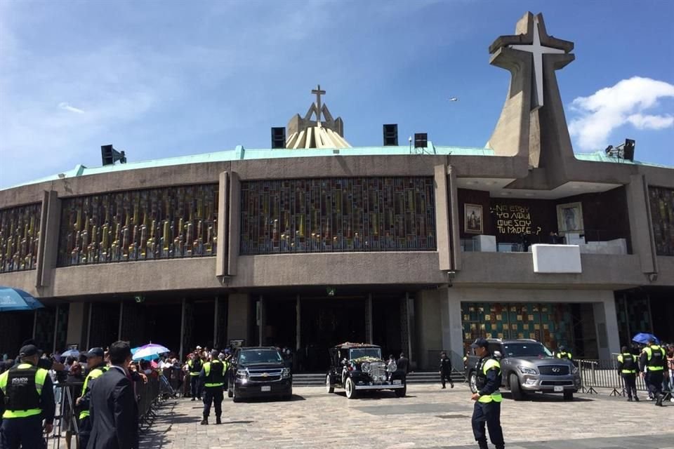 La carroza llegó alrededor de las 14:00 horas a la Basílica de Guadalupe.