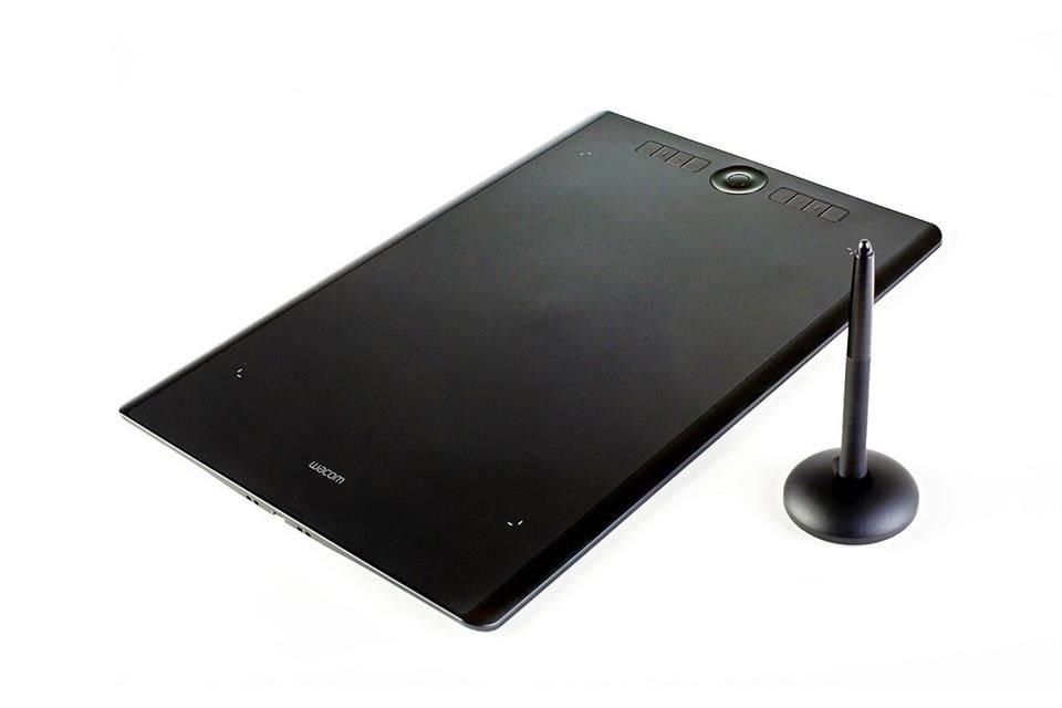 El artista gráfico considera que no por ser más grande, la Intuos Pro L sea mejor, de hecho le fue poco práctica para manipularla en su espacio de trabajo y para transportarla.