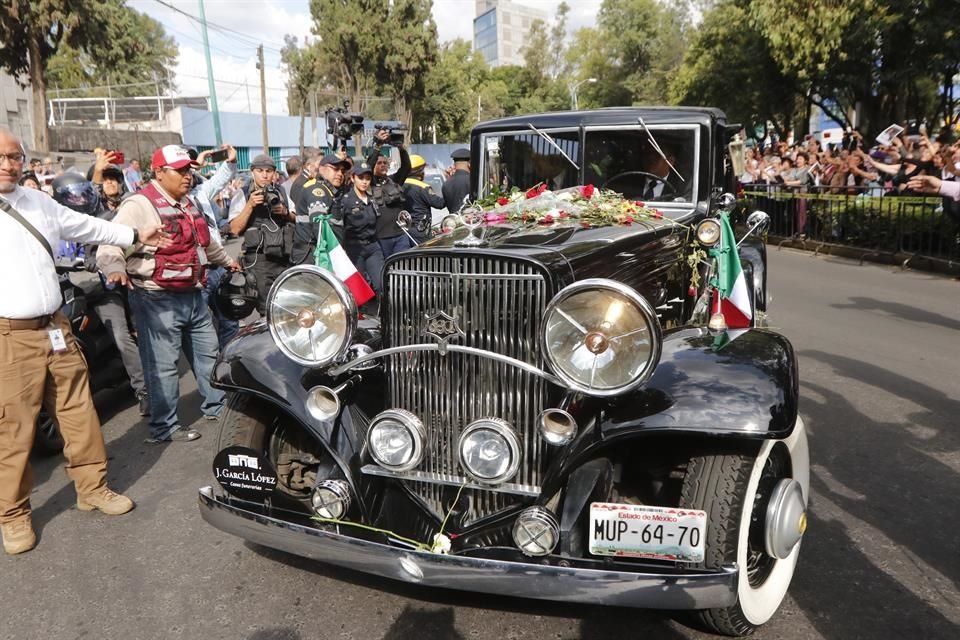 A las 16:18 horas llegó la carroza fúnebre al Panteón Francés con los restos de José José.