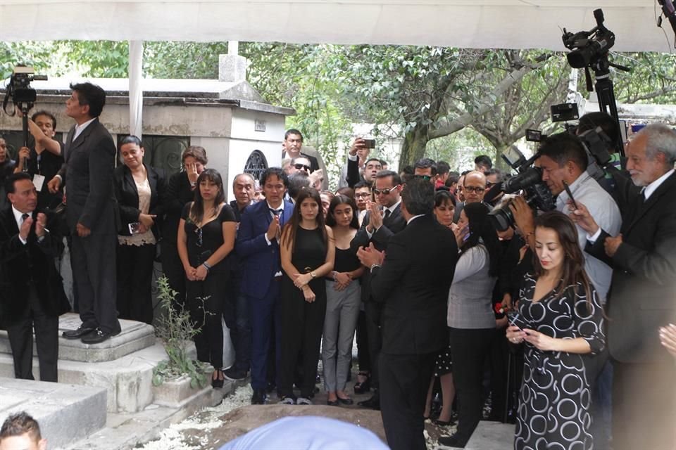 Familiares y amigos de los hijos de José José acudieron a darle el último adiós al ídolo musical.