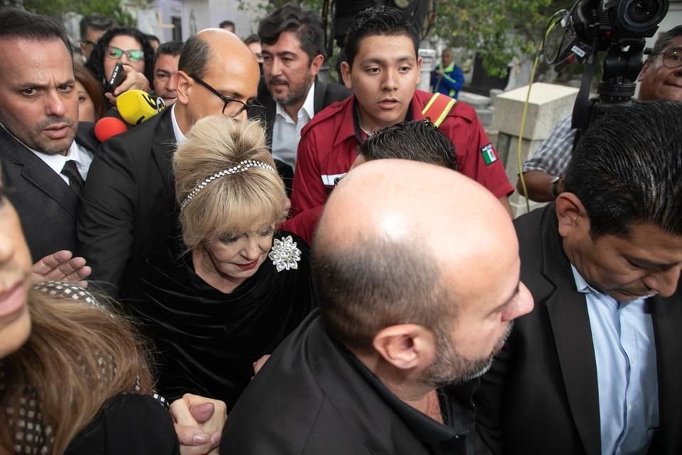 Anel, ex esposa del cantante, se vio muy afectada durante el entierro.