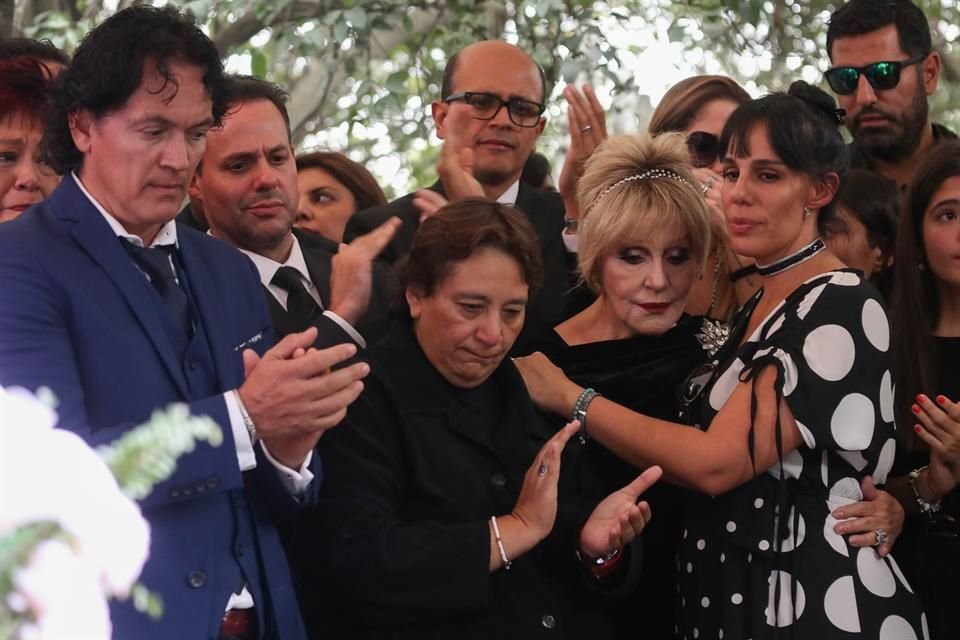 Los presentes lanzaron vítores al histrión para honrarlo durante su sepultura.