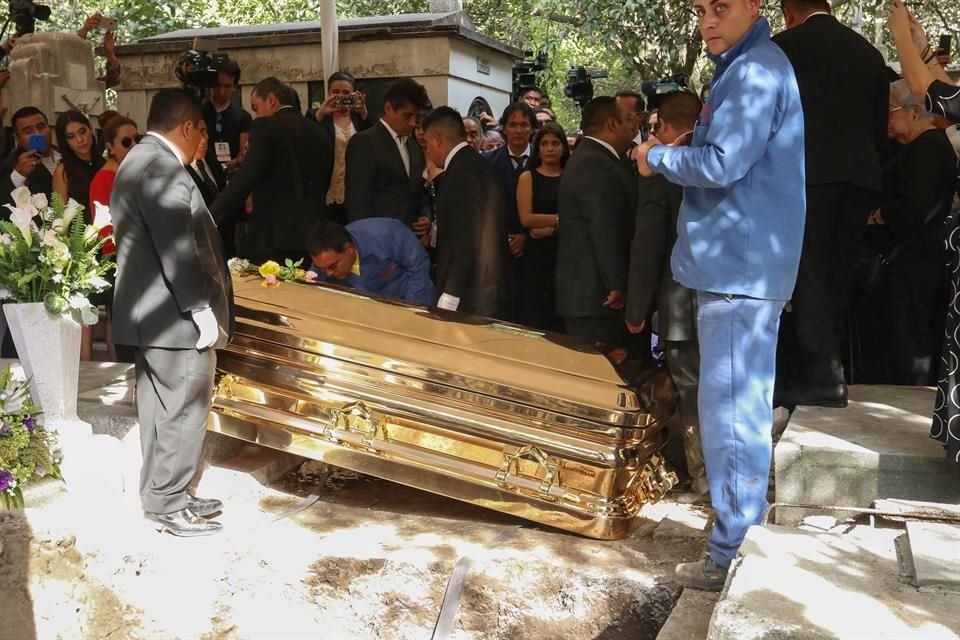 El momento de la sepultura se limitó a familia y amigos del famoso, así como a la prensa.