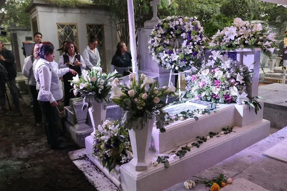 Con muchas flores llenaron la losa de Margarita Ortiz, madre del intérprete.