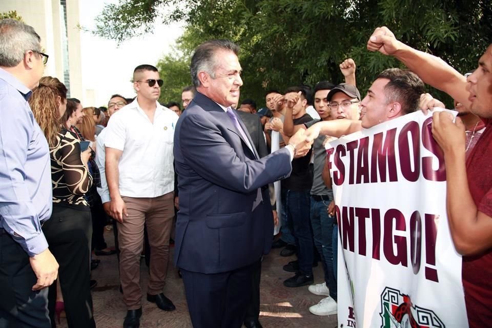 'El Bronco' saludó a las personas acarreadas que le abrieron paso.