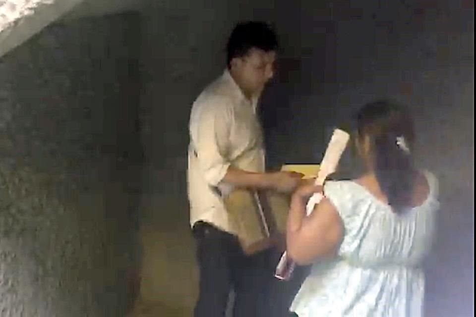 Al final, un hombre entregó un sobre a la mujer de los lonches.
