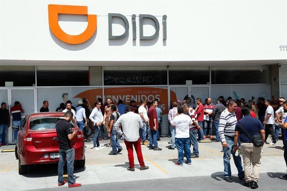 Choferes se manifiestaron en oficinas de Didi y dieron lectura a peticiones.