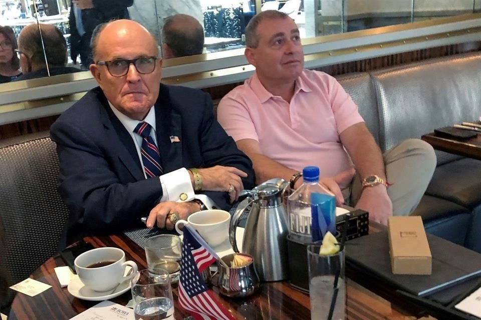 El abogado personal de Trump, Rudy Giuliani con el empresario ucraniano-estadounidense Lev Parnas en el Hotel Trump International en Washington, en septiembre.