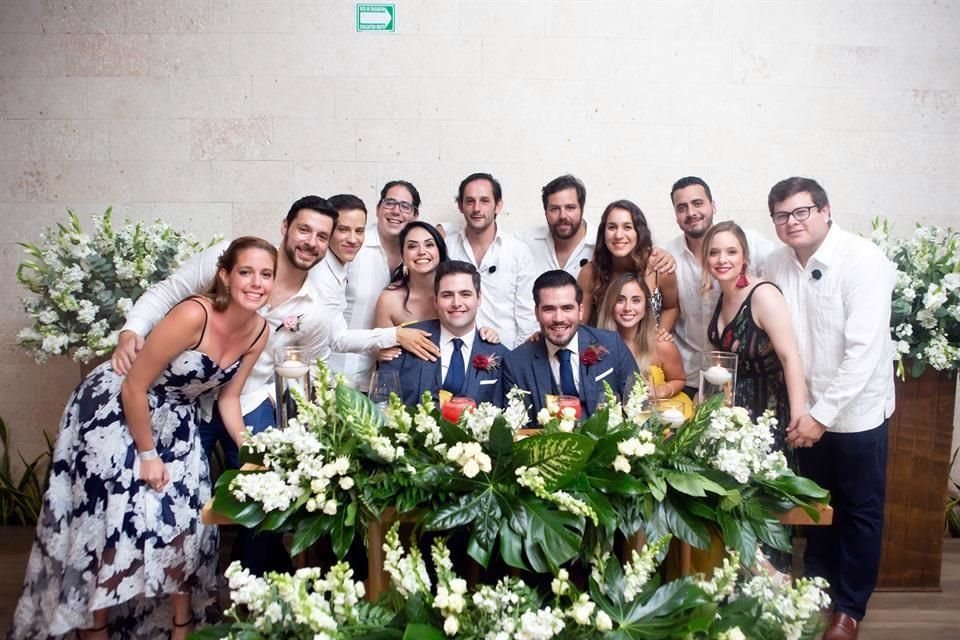 Lorena Jaymez de Aldape, David Aldape, Manolo Caballero, Luis Verduzco, Gabriela Trigos De Verduzco, José Miguel Chavez, Gerardo González, Elizabeth Cárdenas, Ana Aramburo De Galván, Gerando Galván, Diana Coronado De Allende, Sebastián Allende y los novios