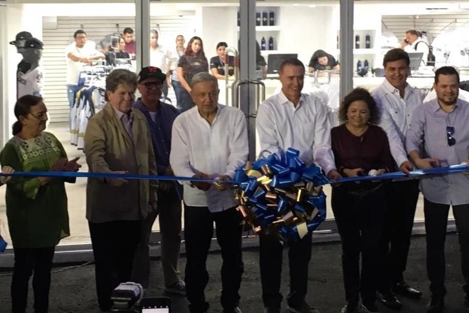 El Presidente Andrés Manuel López Obrador inauguró el remodelado estadio de beisbol de los Algodoneros de Guasave llamado 'Francisco Carranza Limón'.
