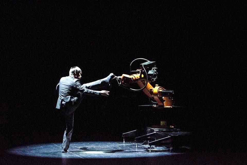 El coreógrafo taiwanés Huang Yi y el robot 'Kuka' dieron ayer muestra de sus dotes de baile en el Cervantino.