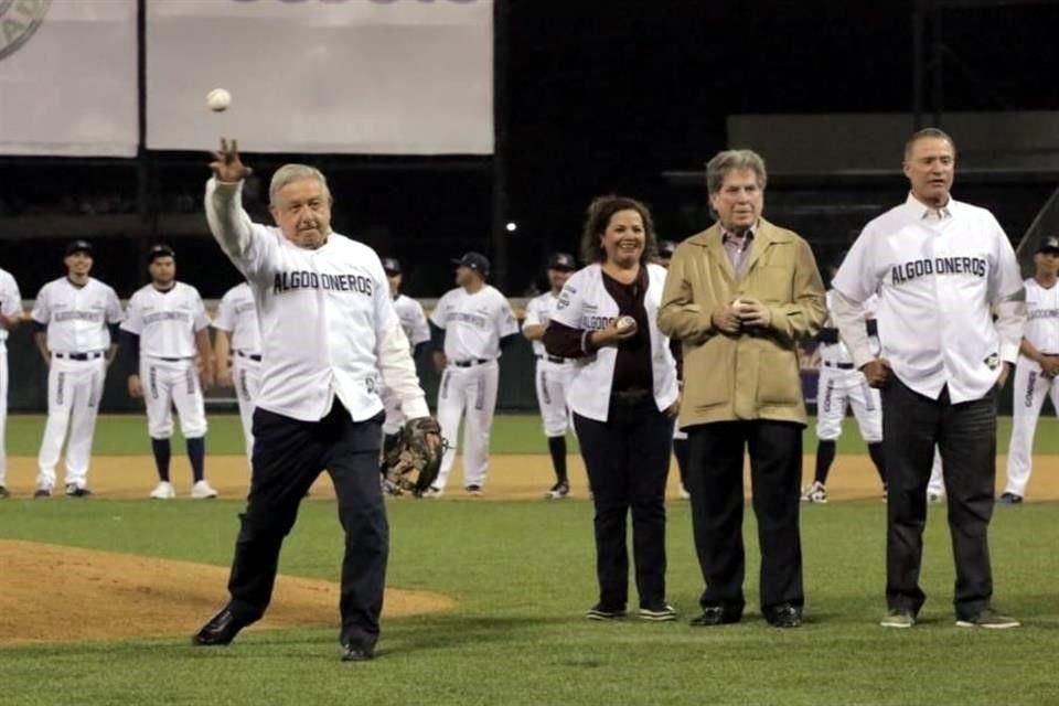 López Obrador inauguró el remodelado estadio de beisbol de los Algodoneros de Guasave, en el que se invirtieron 155 millones de pesos.