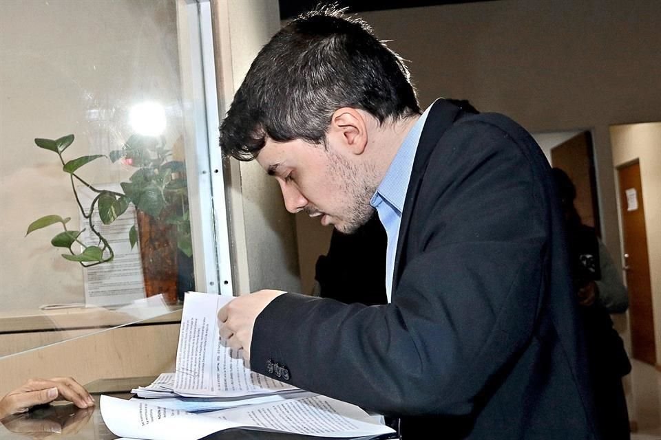 A nombre del Gobernador y del Secretario General de Gobierno, el abogado Javier Náñez Pro entregó al Congreso casi 400 hojas con su defensa.