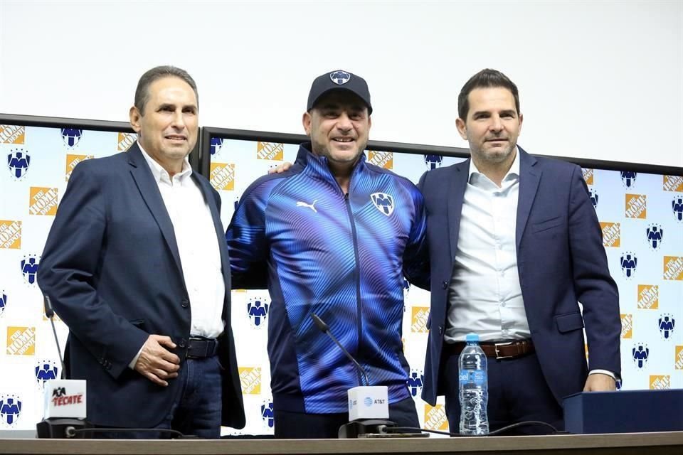 En la presentación, Mohamed estuvo acompañado por los directivos José González Ornelas y Duilio Davino.
