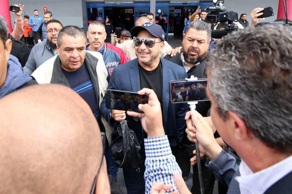 Un numeroso grupo de periodistas recibieron a Mohamed en el aeropuerto en Monterrey.