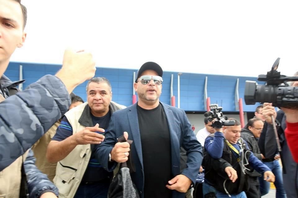 'Muy contento, muy ilusionado en esta nueva etapa; ojalá que podamos hacer cosas buenas', dijo Mohamed al salir del aeropuerto.