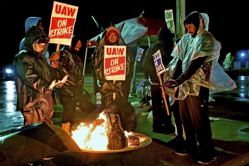 Hace ya casi un mes que los trabajadores de General Motors en huelga no reciben su salario.