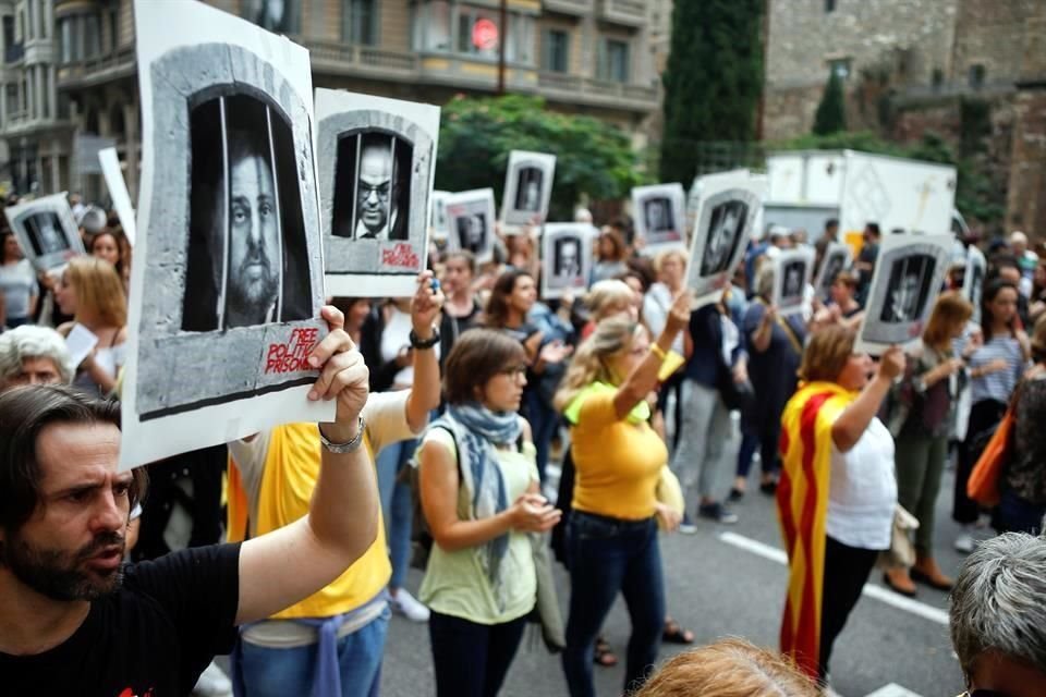 Tras condena de Tribunal español a 12 ex líderes separatistas, ciudadanos salieron a las calles de Barcelona para protestar contra resolución.