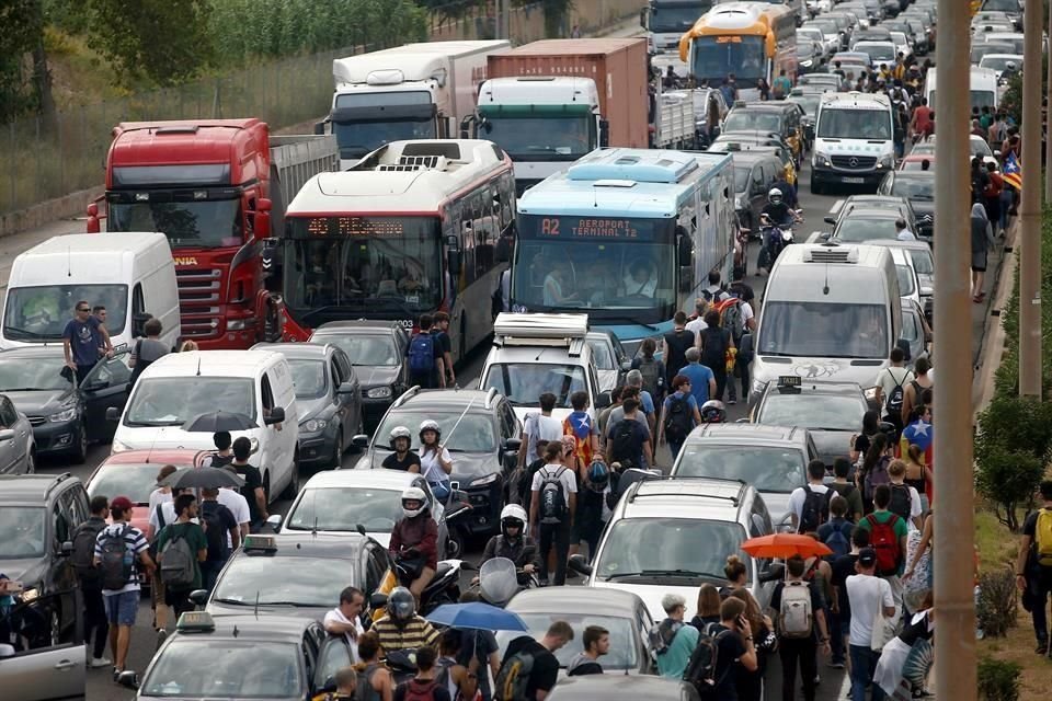 Centenares de personas se dirigen caminando al Aeropuerto de El Prat.