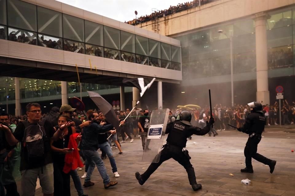 Policías chocaron con manifestantes afuera de el aeropuerto de El Prat.