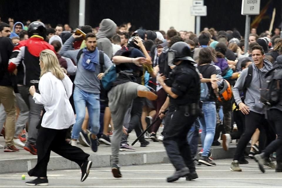 Algunos policías intentaron replegar a los manifestantes.