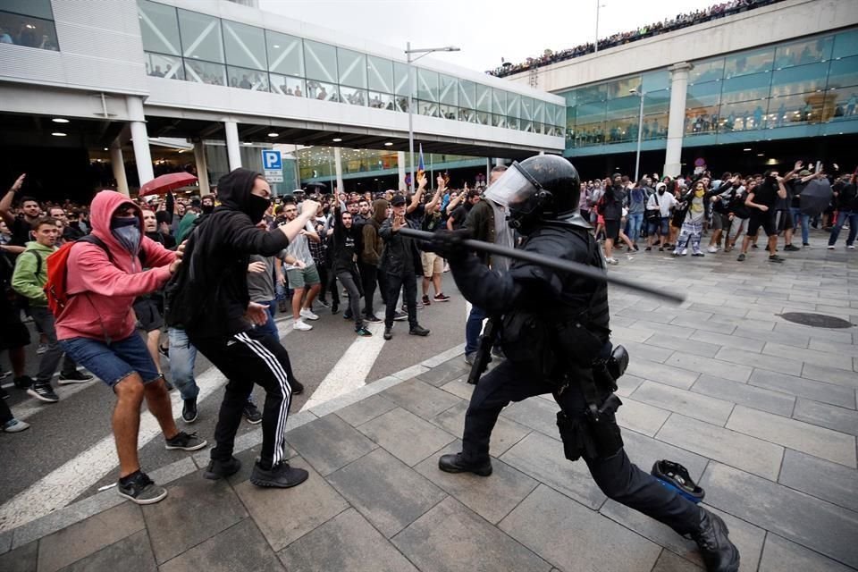 Manifestantes chocaron con los oficiales de policía durante protesta en el aeropuerto de Barcelona.