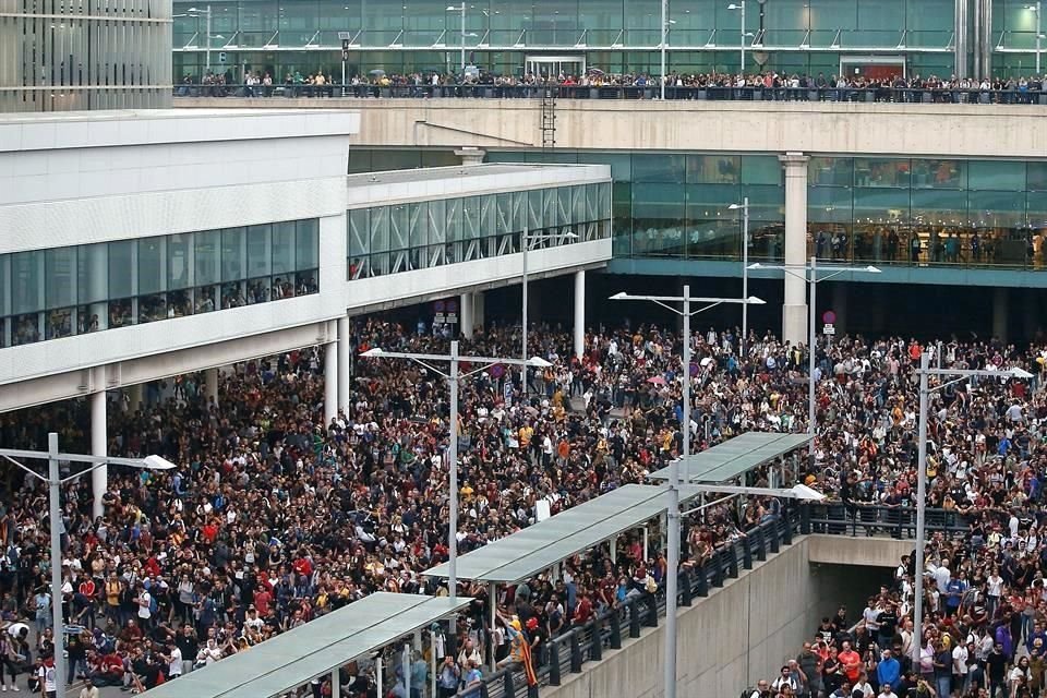 Miles de personas se agolpan ante el Aeropuerto del Prat en protesta por la condena a los líderes separatistas.