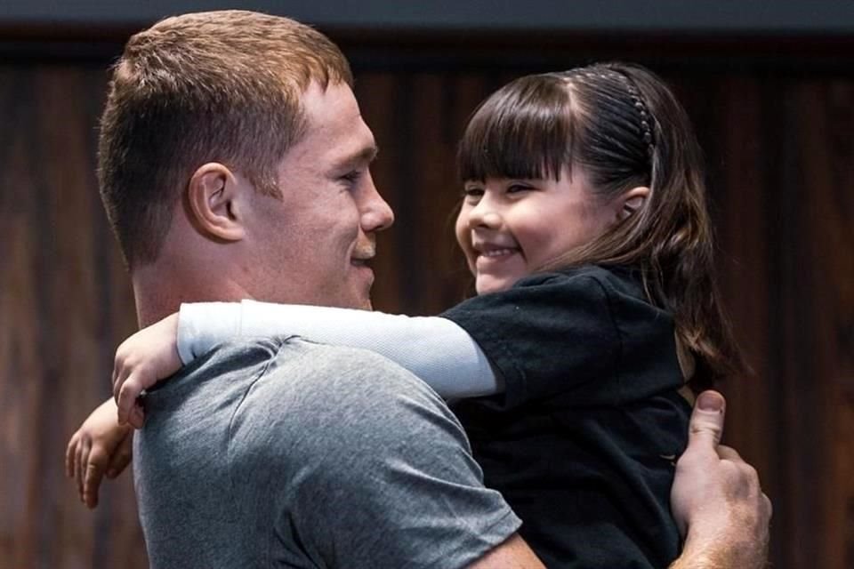 Alexa retó a 'El Canelo' a rasurarse la barba a favor de los niños con cáncer hace un año, ahora lanza el reto a Guillermo del Toro.