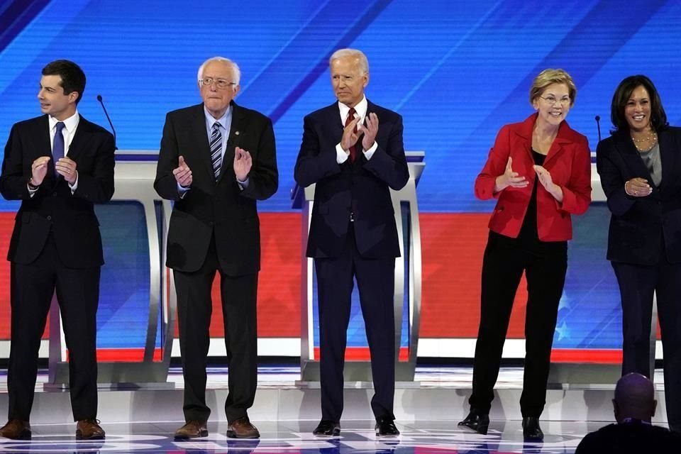 Alcalde de South Bend, Pete Buttigieg, senador Bernie Sanders, ex vicepresidente Joe Biden, senadora Elizabeth Warren  y senadora Kamala Harris en el debate de septiembre.