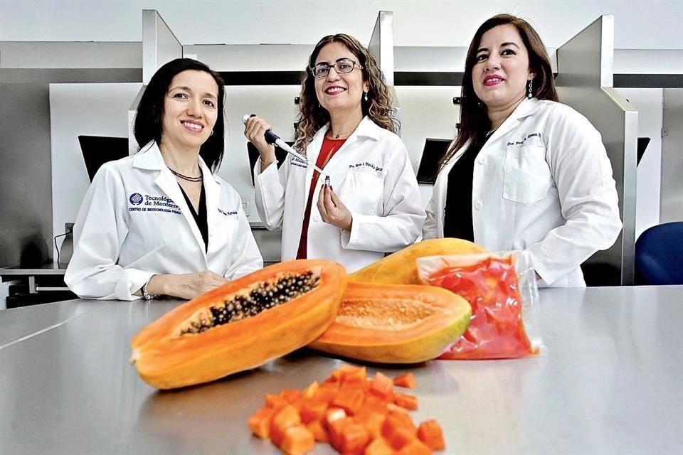Doctoras Carmen Hernández Brenes (izq. a der.), Rocío Díaz de la Garza y Perla Ramos Parra.