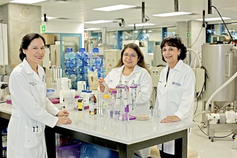 Doctora Cristina Elizabe Chuck (izq. a der.), Rosa Selene Espiricueta, y doctora Luz María Martínez.