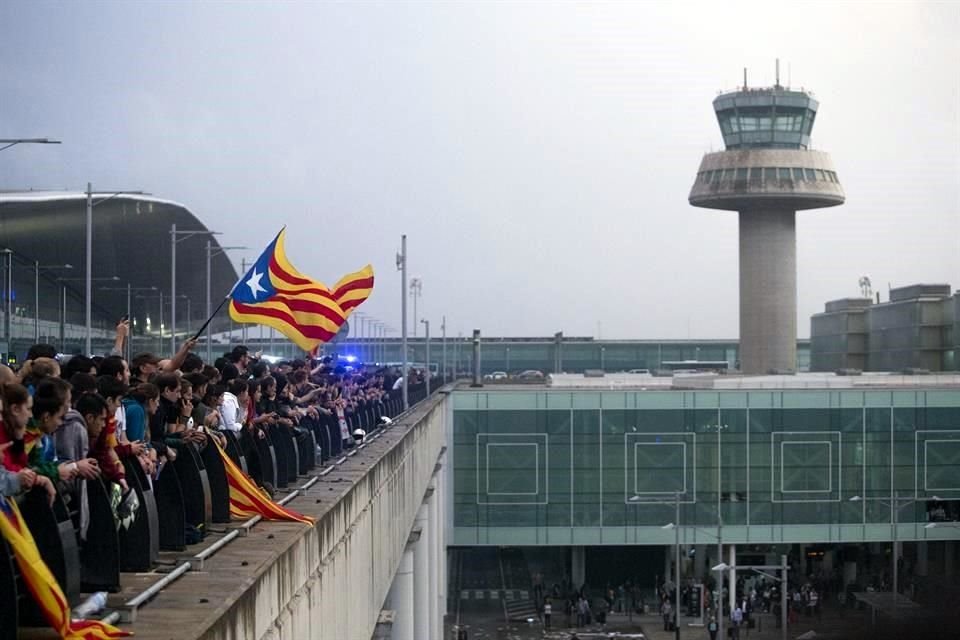 El aeropuerto de Barcelona comienza este martes el retorno a la normalidad después del bloqueo parcial que sufrió ayer por parte de manifestantes.