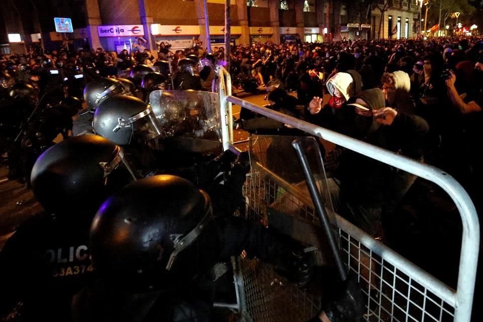 La Policía se enfrentó con manifestantes en Barcelona durante el segundo día de protestas. 