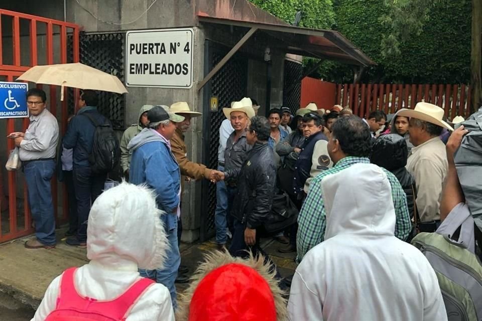 Campesinos bloquean accesos a la Cámara de Diputados.