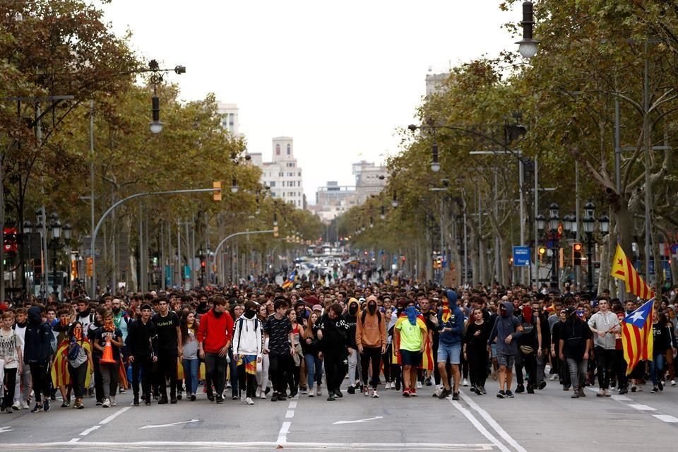 Manifestantes salieron a las calles de Barcelona este jueves.