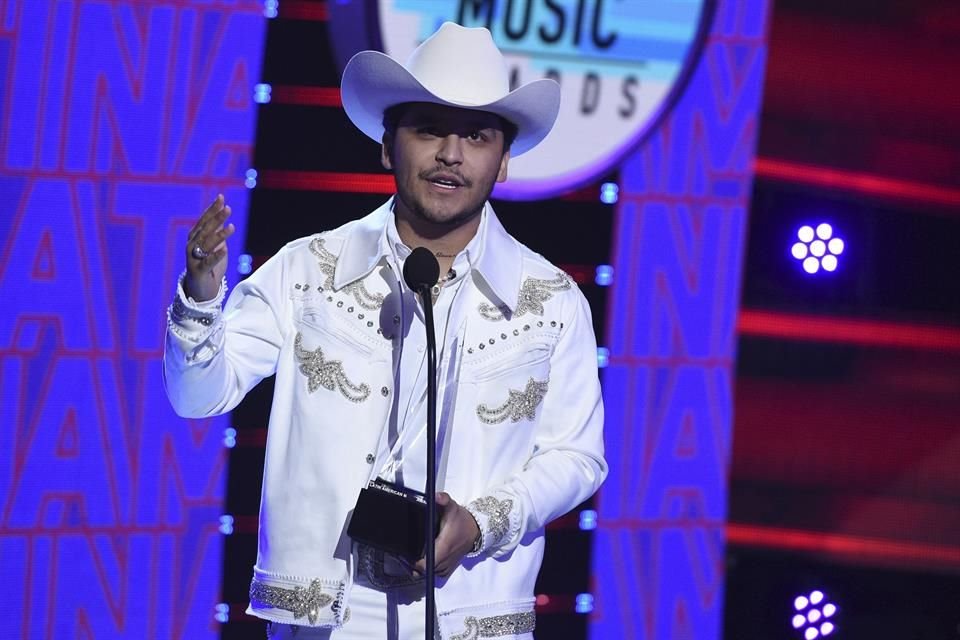 Con su tema 'No te Contaron Mal', Christian Nodal se llevó el premio a Canción Favorita - Regional Mexicano.