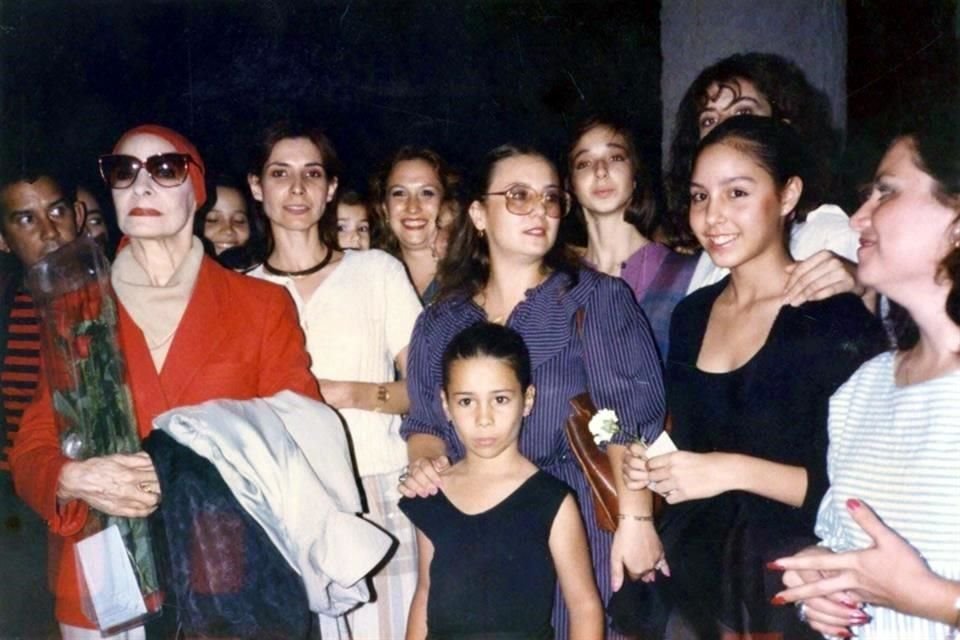 Maestras y estudiantes de danza le dieron la bienvenida a la figura de la danza en su visita a Monterrey en 1985.