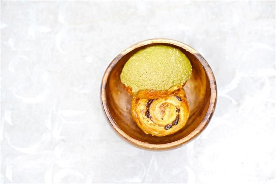 Los protagonistas del menú son los ingredientes naturales y orgánicos, así como los productos que elaboran localmente, como es el caso del pan que preparan en sus propios hornos.