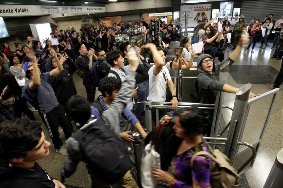 Manifestantes pasaron sin pagar al Metro, en protesta al alza de precios del transporte.