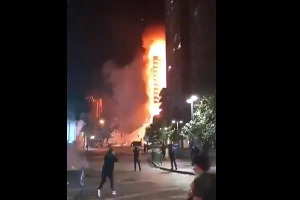 En medio de protestas por tarifazo en Chile, un incendio se reportó en el edificio de la empresa Enel, ubicado en vía principal de Santiago.