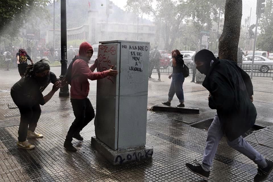 Durante el día se presentaron disturbios en las estaciones del metro y en las calles de la capital.