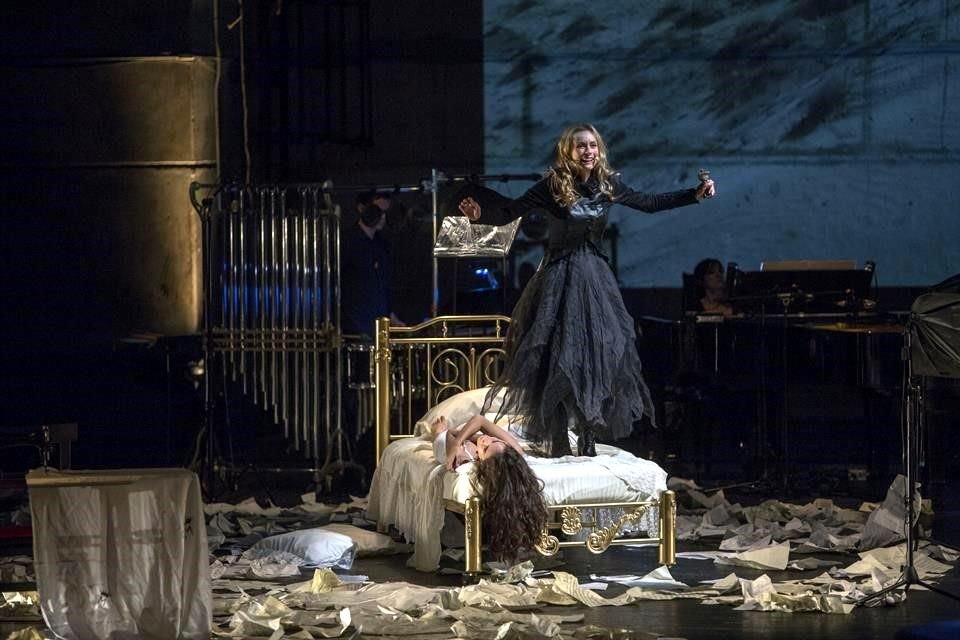 La soprano Sarah Maria Sun encarnó a la emperatriz en la ópera La habitación de Carlota.