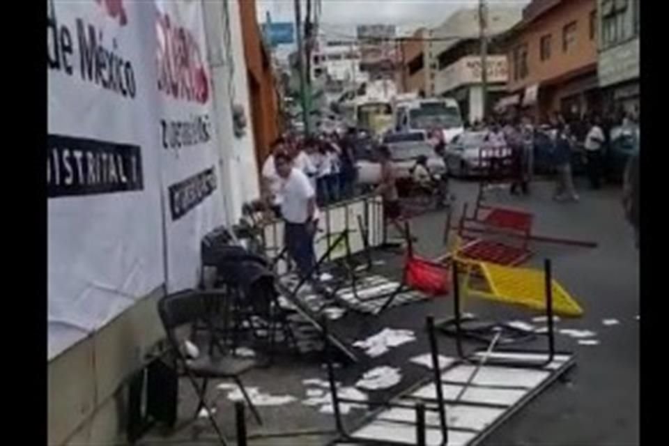 Alrededor de las 10:30 horas en Cuernavaca, un grupo de al menos 20 hombres causó destrozos en la mesa de registro.