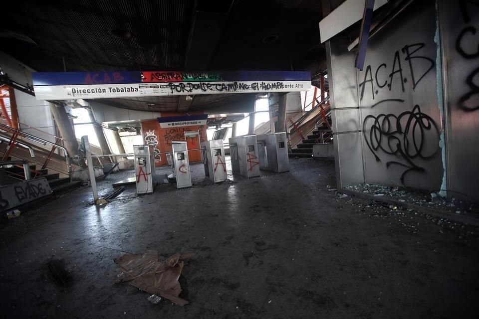 Fotografía del ingreso a la estación del metro Elisa Correa, este domingo, tras las manifestaciones de ayer.