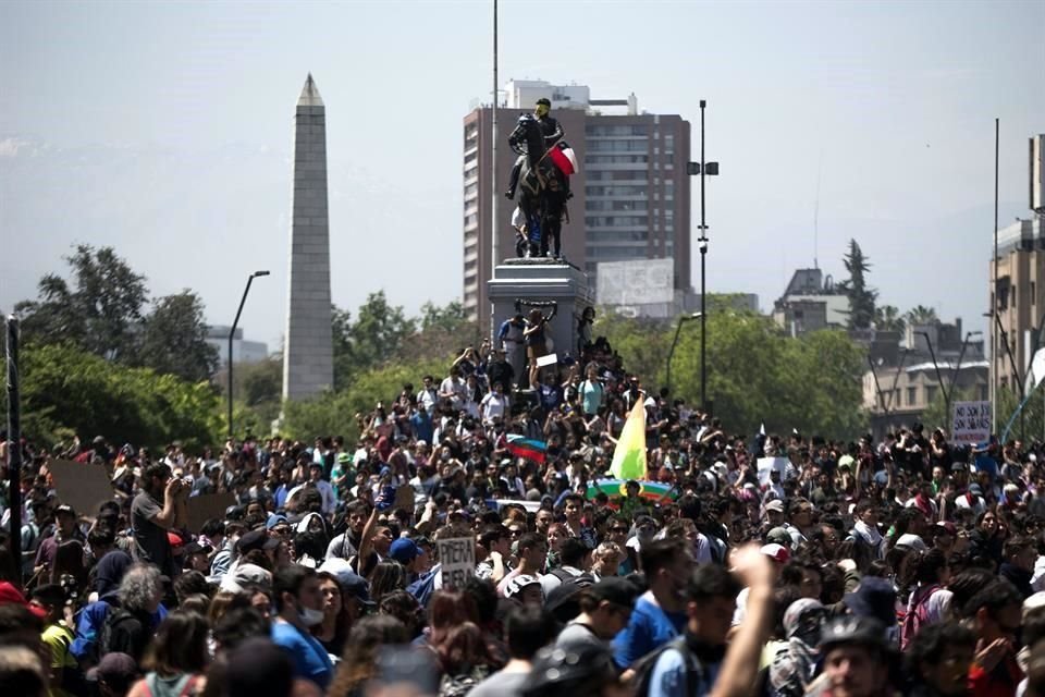 Miles de manifestantes participan durante una jornada de protestas este lunes en la céntrica Plaza Baquedano, en Santiago.